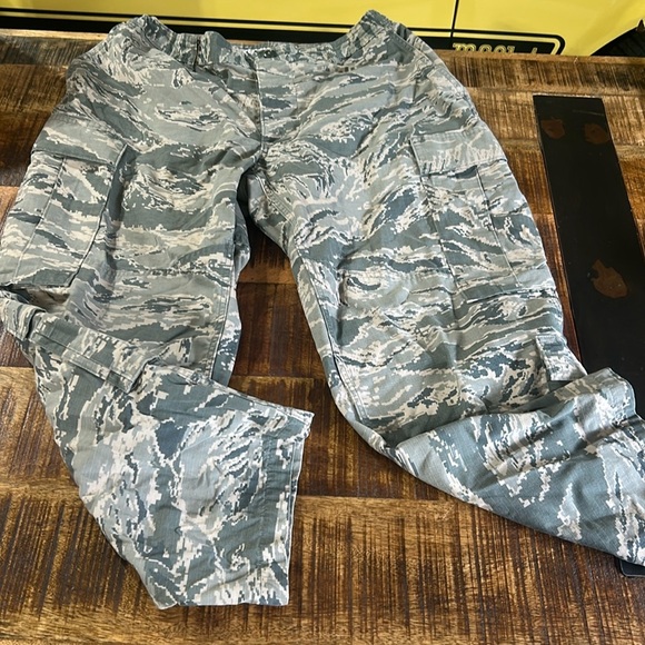 US Air Force USAF Mens Utility Digital Camo Trousers Green - Picture 2 of 8